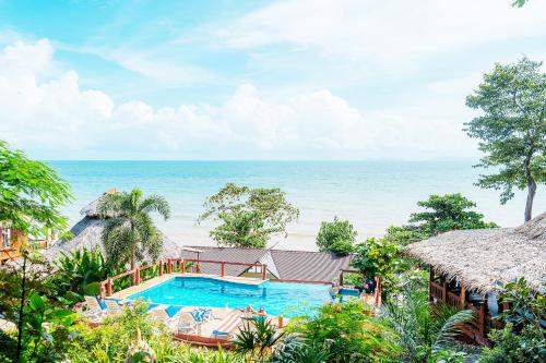 วิวสระว่ายน้ำที่ Koh Jum Resort หรือบริเวณใกล้เคียง