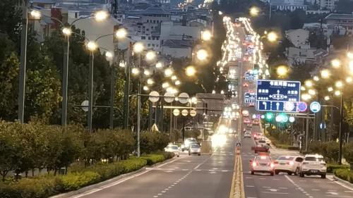 a busy city street with lots of traffic at night at 嵩山居-丽晶精品民宿 in Dengfeng
