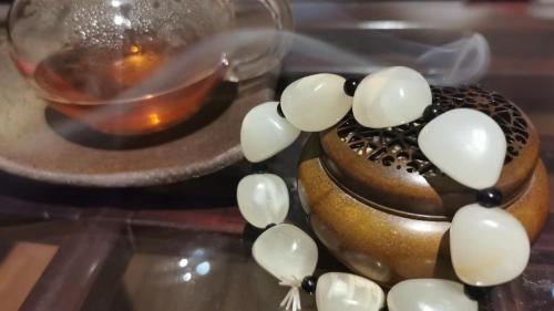a cake with white balloons on a glass table at 嵩山居-丽晶精品民宿 in Dengfeng