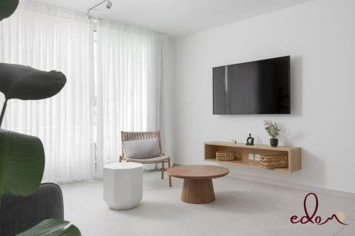 Μια τηλεόραση ή/και κέντρο ψυχαγωγίας στο דירה משפתית מרווחת במתחם סי סייד- By Edomlux