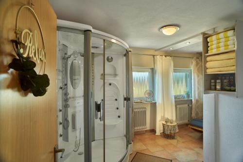 La salle de bains privative est pourvue d'une douche. dans l'établissement Pension Kilger, à Mauth