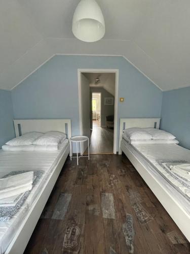 um quarto com duas camas e uma mesa em Villa Daga em Vidsel