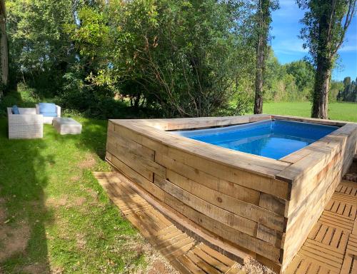 une piscine en bois dans une cour arborée dans l'établissement Mazet au pied des Alpilles, avec Piscine & Pétanque, à Salon-de-Provence