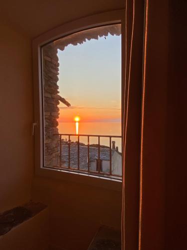 uma janela com vista para o pôr-do-sol em Torra di Ciocce em Pino