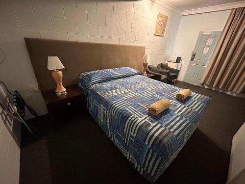 1 dormitorio con 1 cama con 2 almohadas en Warren Motor Inn en Warren
