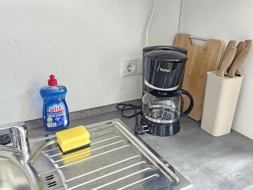 a kitchen counter with a blender and a sink at EcoCube 441 - 1Wohnküche, Backofen, TV, Parkplatz in Meppen