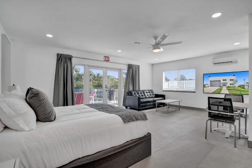 sypialnia z łóżkiem, biurkiem i krzesłem w obiekcie Unique 3-storey Home with Beautiful Lake View w mieście Deerfield Beach