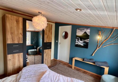 sypialnia z łóżkiem i niebieską ścianą w obiekcie Go out stay wild w mieście Norsjö