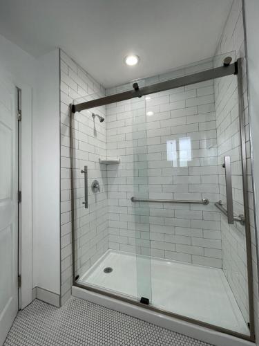 a shower with a glass door in a bathroom at Sunny Sands Inn in Costa Mesa
