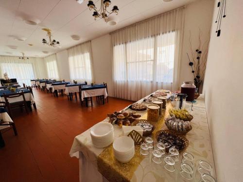 un comedor con una mesa con platos y vasos en VILLA DEI FIORI, en Bellaria-Igea Marina