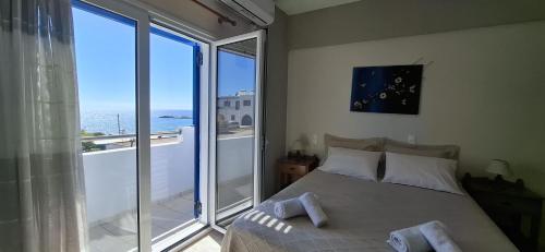 Schlafzimmer mit einem Bett und Meerblick in der Unterkunft Pelagia Beach Studios in Agia Pelagia, Insel Kythira
