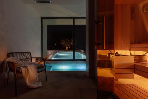 卡斯特里尔Luxury Villa Deneb with pool near Porec的一间房子,在房间内有游泳池