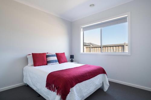 Wyndham ValeにあるHome away from homeのベッドと窓のある白い寝室