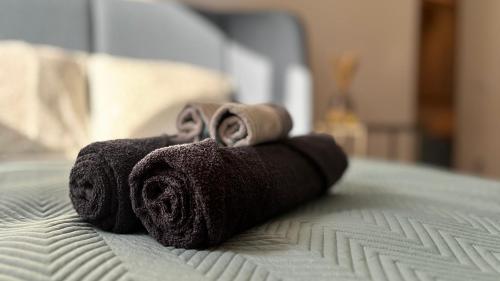 una pila di asciugamani appoggiata sopra un letto di Hill Namai a Palanga