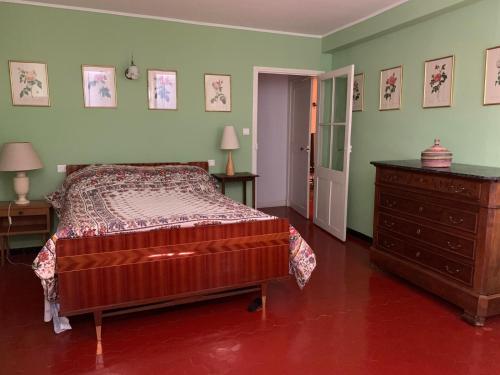 une chambre avec un lit et une commode dans l'établissement Maison de ville provençale Tarascon 13150, à Tarascon