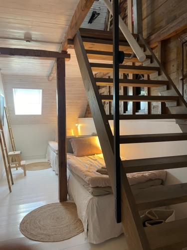 um quarto com um beliche e uma escada em Galleriet BnB em Stenkyrka