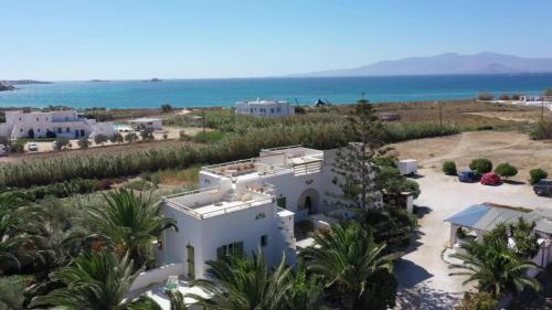 una vista aérea de una casa blanca en la playa en Studios Vrettos Beachfront Hotel, en Plaka
