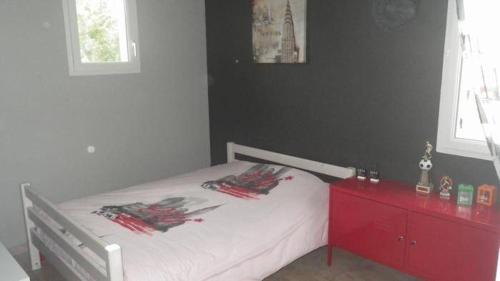 - une chambre avec un lit blanc et une armoire rouge dans l'établissement Proche d'Anduze Villa 4 pièces 110 m2 avec piscine, à Saint-Jean-de-Serres