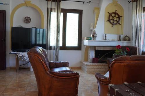Televisyen dan/atau pusat hiburan di Villa Aspalathus Red, Pool and Panoramic Views to fulfil your Aegean memories