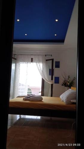 Katil atau katil-katil dalam bilik di Villa Aspalathus Red, Pool and Panoramic Views to fulfil your Aegean memories