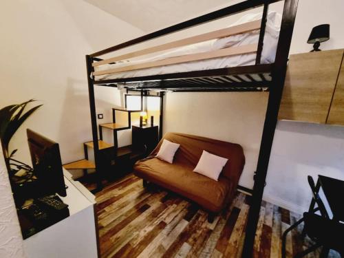 - un salon avec un canapé et une mezzanine dans l'établissement Rue croutelle rez de chaussée proche du centre, à Reims