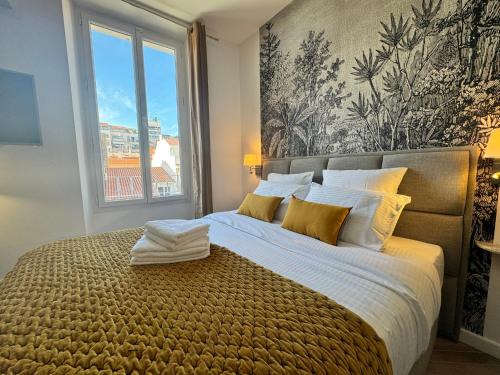 een slaapkamer met een groot bed en een groot raam bij PALAIS DES FESTIVALS à 3 min - Croisette - Plage in Cannes