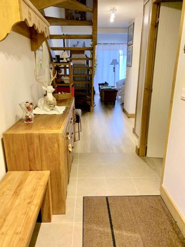 une cuisine avec un comptoir en bois dans une pièce dans l'établissement Mon Douyechamie, à Doucy