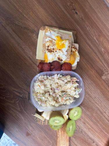 una mesa con una bandeja de comida con huevos y verduras en Maison familiale Lille, en Lille