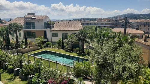 une piscine dans la cour d'une maison dans l'établissement Appartement T2 neuf avec piscine à Sainte-Maxime, à Sainte-Maxime