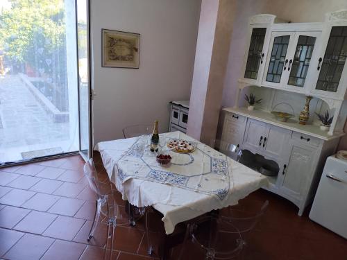 a kitchen with a table with a bottle of wine at La casa di Giada, villetta indipendente con wi-fi e parcheggio gratuiti in Poggi