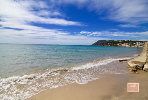 une plage avec l'océan et un ciel bleu dans l'établissement le Fan-ny climatisé et accès plage, à La Seyne-sur-Mer