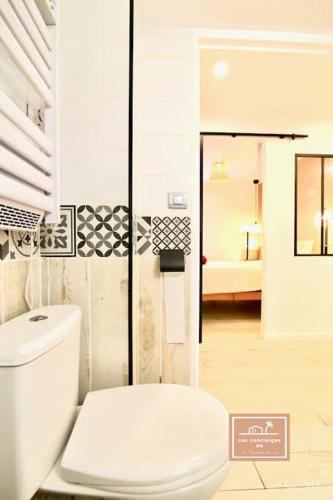 une salle de bain avec des toilettes blanches dans une chambre dans l'établissement le Fan-ny climatisé et accès plage, à La Seyne-sur-Mer