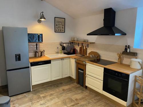 La cuisine est équipée d'un réfrigérateur et d'un évier. dans l'établissement le Domaine du Petit Bois, Gîte l'Etable, à Varzay