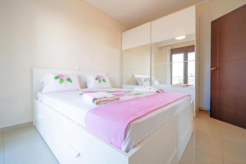 Posteľ alebo postele v izbe v ubytovaní LUXURY AND SUNNY APARTMENT 250 mts FROM THE BEACH!!