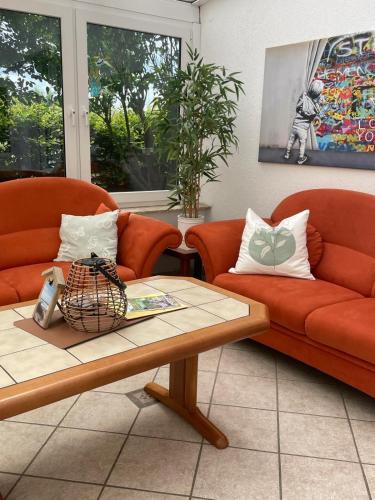 Χώρος καθιστικού στο Ferienwohnung mit WINTERGARTEN in Bahnhofsnähe