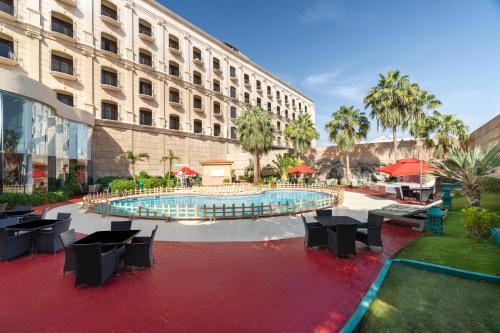 Bazén v ubytování MOVE INN Jeddah Hotel nebo v jeho okolí