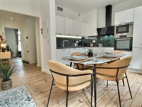une cuisine et une salle à manger avec une table et des chaises dans l'établissement Le Lautrec - Vue Cathédrale - Centre-Ville, à Albi