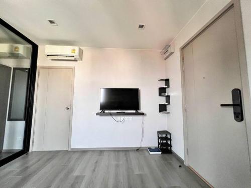 a room with a flat screen tv on a wall at ห้องพักระยะสั้นรายเดือนวิวติดแม่น้ำ ชั้น 30 ราคาถูก in Ban Sai Ma