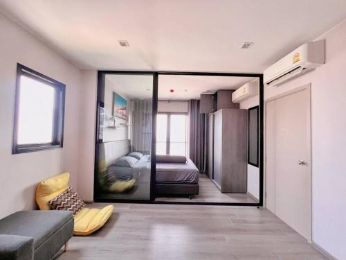 a room with a bedroom with a bed and a mirror at ห้องพักระยะสั้นรายเดือนวิวติดแม่น้ำ ชั้น 30 ราคาถูก in Ban Sai Ma
