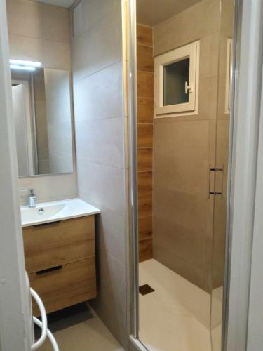 une salle de bain avec douche et lavabo dans l'établissement Duplex lumineux - 40m2 - 2 chambres - Balcon terrasse - Parking - Entierement renové en Mai 2024, à Cauterets