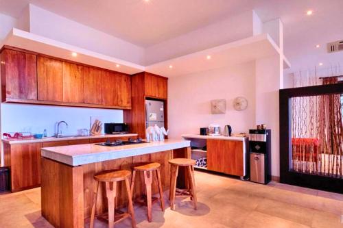 Η κουζίνα ή μικρή κουζίνα στο Laura 2 BR Beachfront Villa JU29