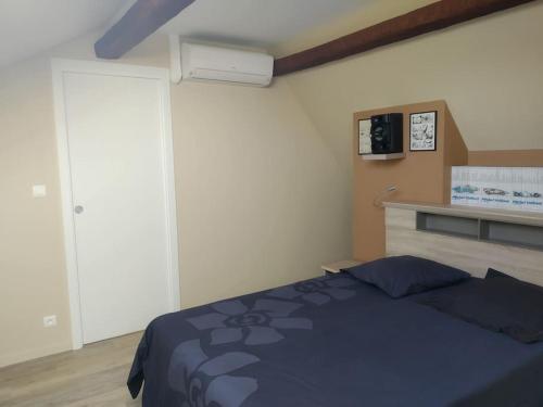 ein Schlafzimmer mit einem blauen Bett und einer Theke in der Unterkunft Mulsanne Corner in Mulsanne