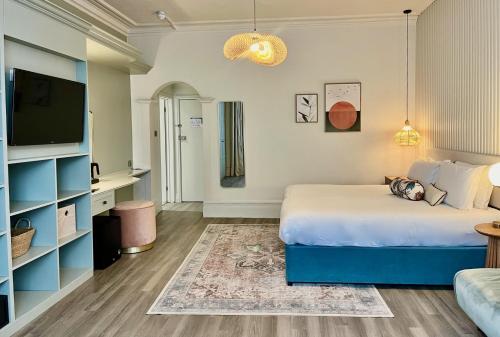 Un pat sau paturi într-o cameră la Hotel Collingwood BW Signature Collection