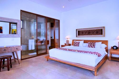 Ένα ή περισσότερα κρεβάτια σε δωμάτιο στο Laura 2 BR Beachfront Villa JU29