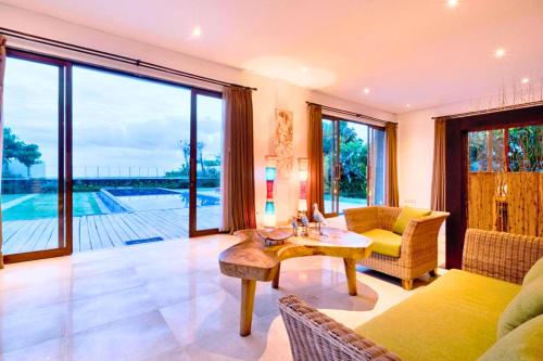 Πισίνα στο ή κοντά στο Laura 2 BR Beachfront Villa JU29