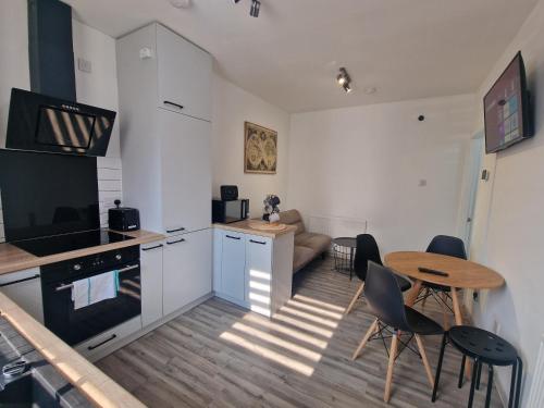 una cucina e un soggiorno con tavolo e sedie di LOLO PROPERTIES 2, Free Parking a Edimburgo