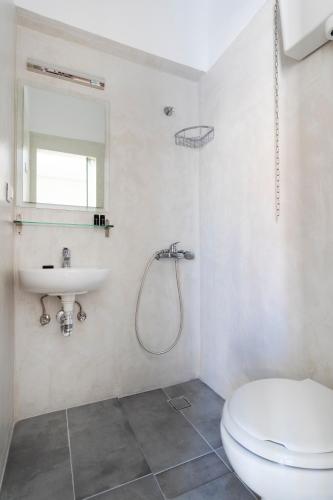 un baño con inodoro y lavabo en Ethereal Stay, en Spetses