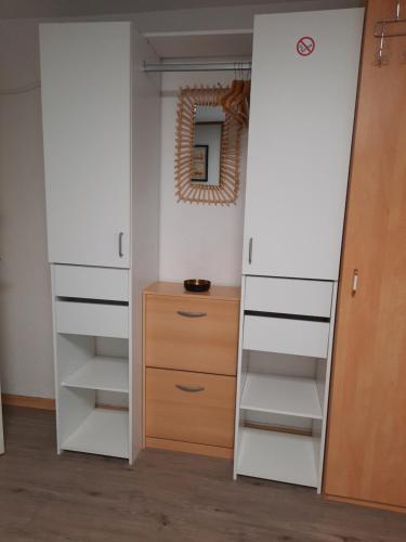 卡貝斯塔尼的住宿－Studio cocon，配有白色架子和木制抽屉的衣柜
