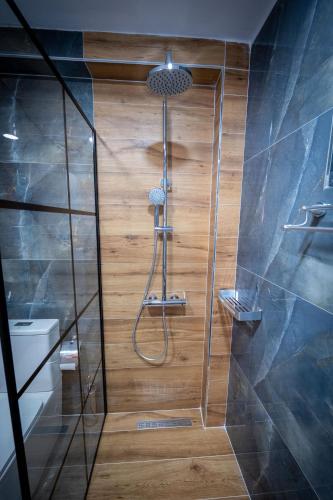 Un baño de Crown HF Ksamil