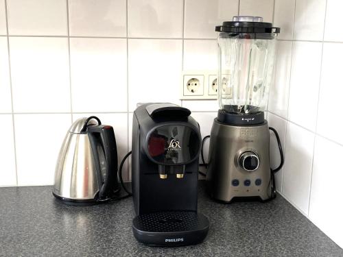 a blender sitting on top of a kitchen counter at Huisje De Deining in Ermelo